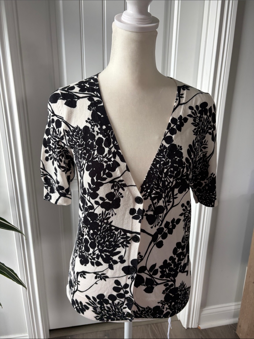 Talbots Black White Floral Knit Short-Sleeve Cardigan NWT (size Petite)